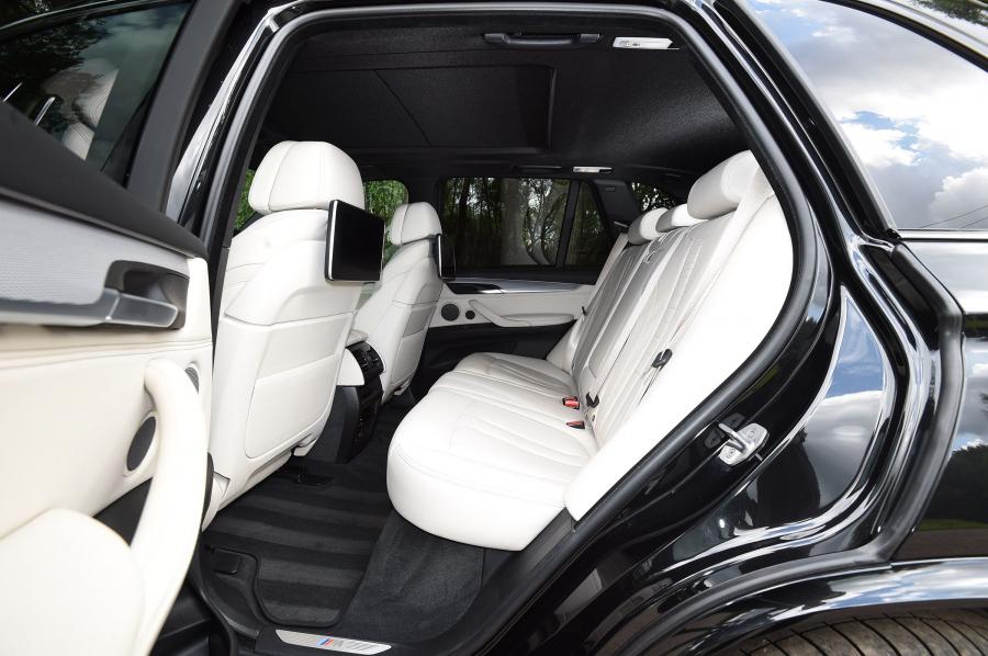 Интерьер BMW X5 xDrive40d M Sport (F15) 2013 года  (UK) (фото 7 из 12)